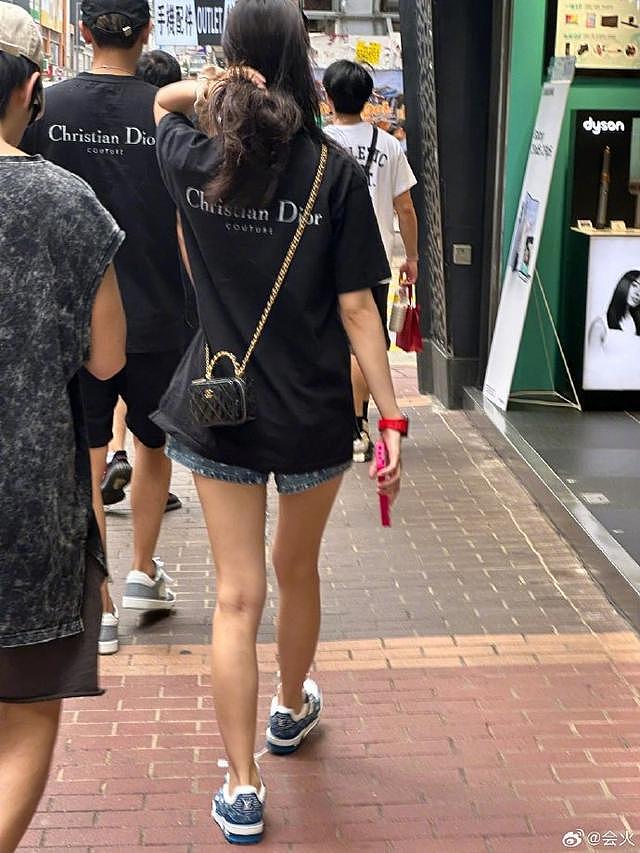 网友再在香港街头偶遇黄子韬徐艺洋 穿同款黑色 T 恤逛街 - 2
