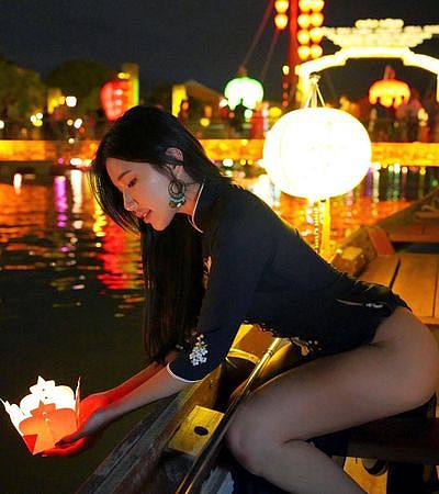 ▲大馬網紅蕭佩兒穿越南傳統服飾拍性感照，遭網友狂罵。（圖／翻攝自Instagram／ms_puiyi）