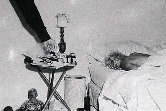 1962年，玛丽莲梦露与总统秘密约会被偷拍，3个月后家中离奇身亡 - 2
