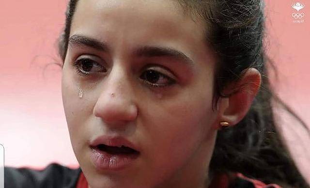叙利亚少女战火中练球:拍子开裂，全队只有1袋球，夏天风扇也吹不上