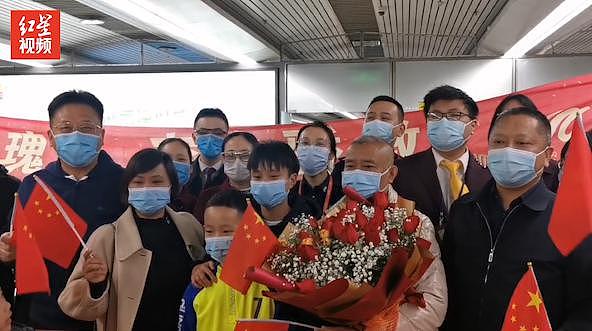 中国女足亚洲杯冠军队员张琳艳回家 父亲：为她准备了最爱吃的江油肥肠 - 1