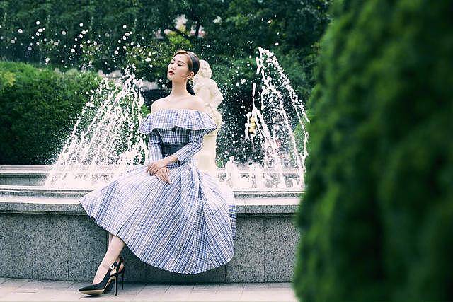 “气质女王”刘诗诗，一身荷叶边格纹连衣裙造型，优雅感十足 - 2