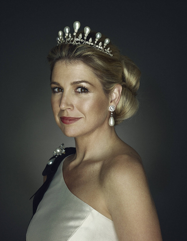 50岁荷兰王后有钱任性：珠宝王冠不重样的戴，奢华程度不输英女王 - 11