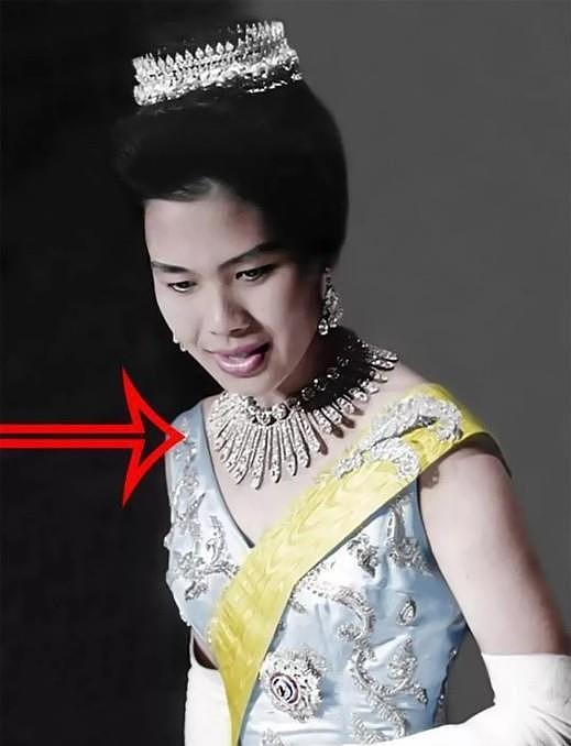诗丽吉一次戴俩王冠，儿媳只能戴假花，都不如不丹公主戴发箍惊艳 - 2
