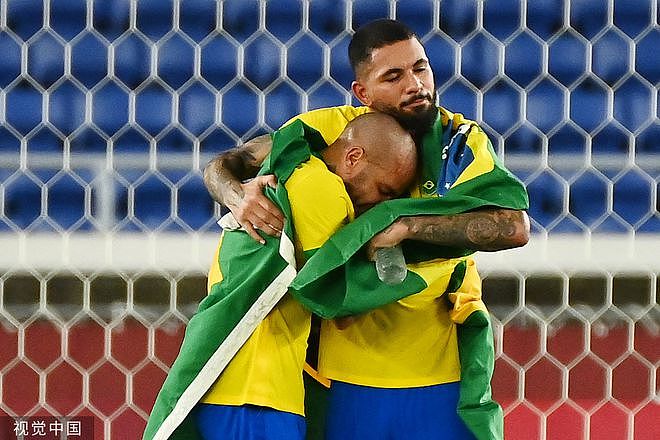 狂舞与热泪！巴西夺金球员跪地啜泣 38岁阿尔维斯披着国旗哭