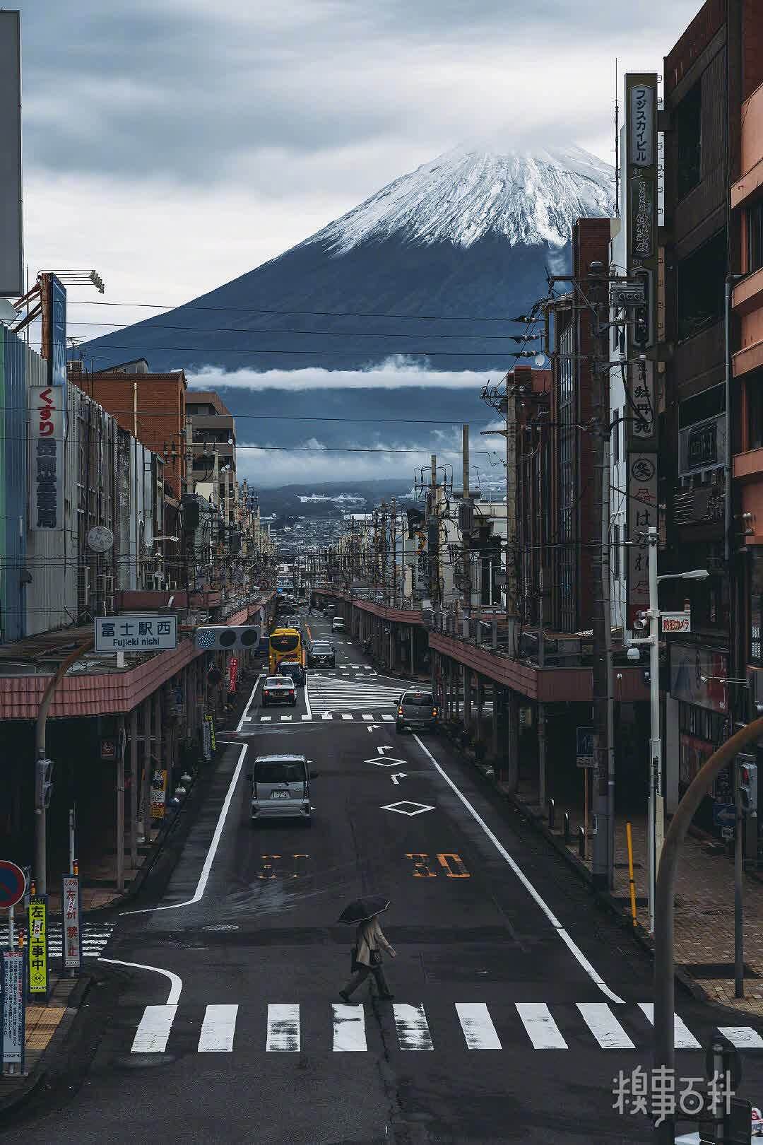 阴天的富士山也很浮世