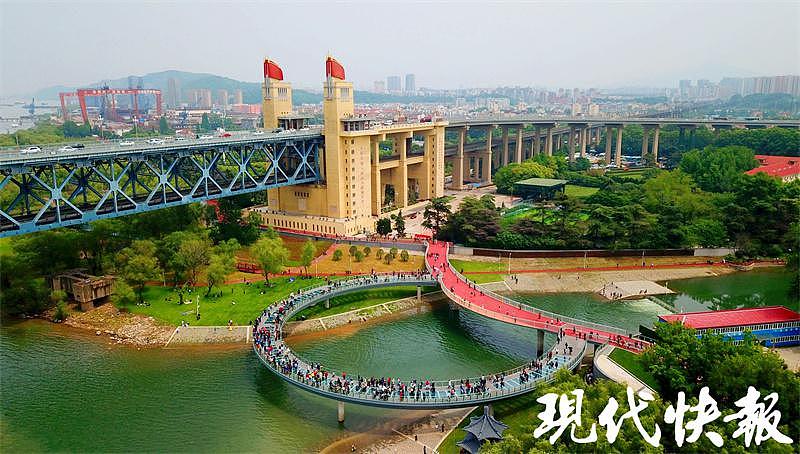 图集丨五一吸睛处！亲水“项链”上看长江大桥，燕雀湖畔看天鹅宝宝 - 1