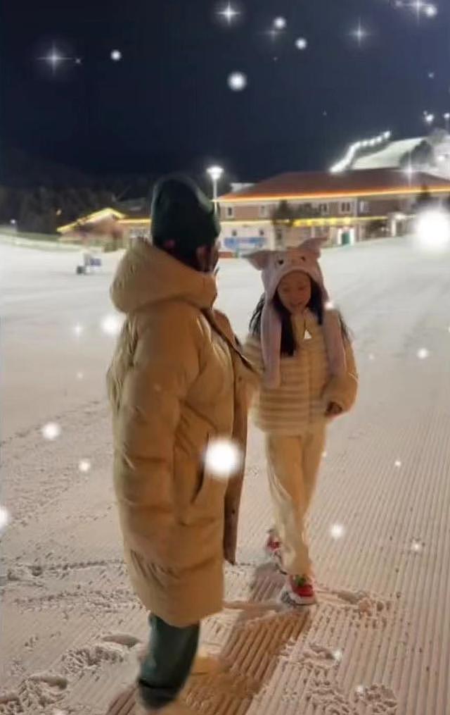 曝贾乃亮李小璐复合，一家三口同时间现身滑雪场，被疑共进晚餐 - 1