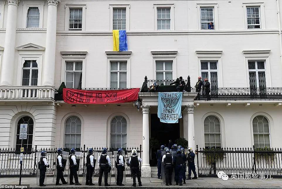 英国抗议者私闯占领寡头豪宅，宣布欢迎难民…伦敦市长：警察为啥要管？ 啊？ - 26