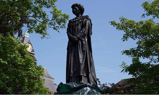英媒：“铁娘子”撒切尔夫人雕像在家乡低调揭幕，落成不久就被扔鸡蛋 - 2