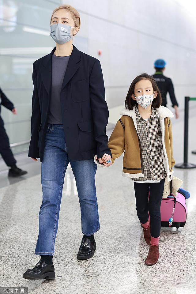 黄磊孙莉带小女儿现身机场 黄少艾短发可爱乖巧长腿吸睛 - 2