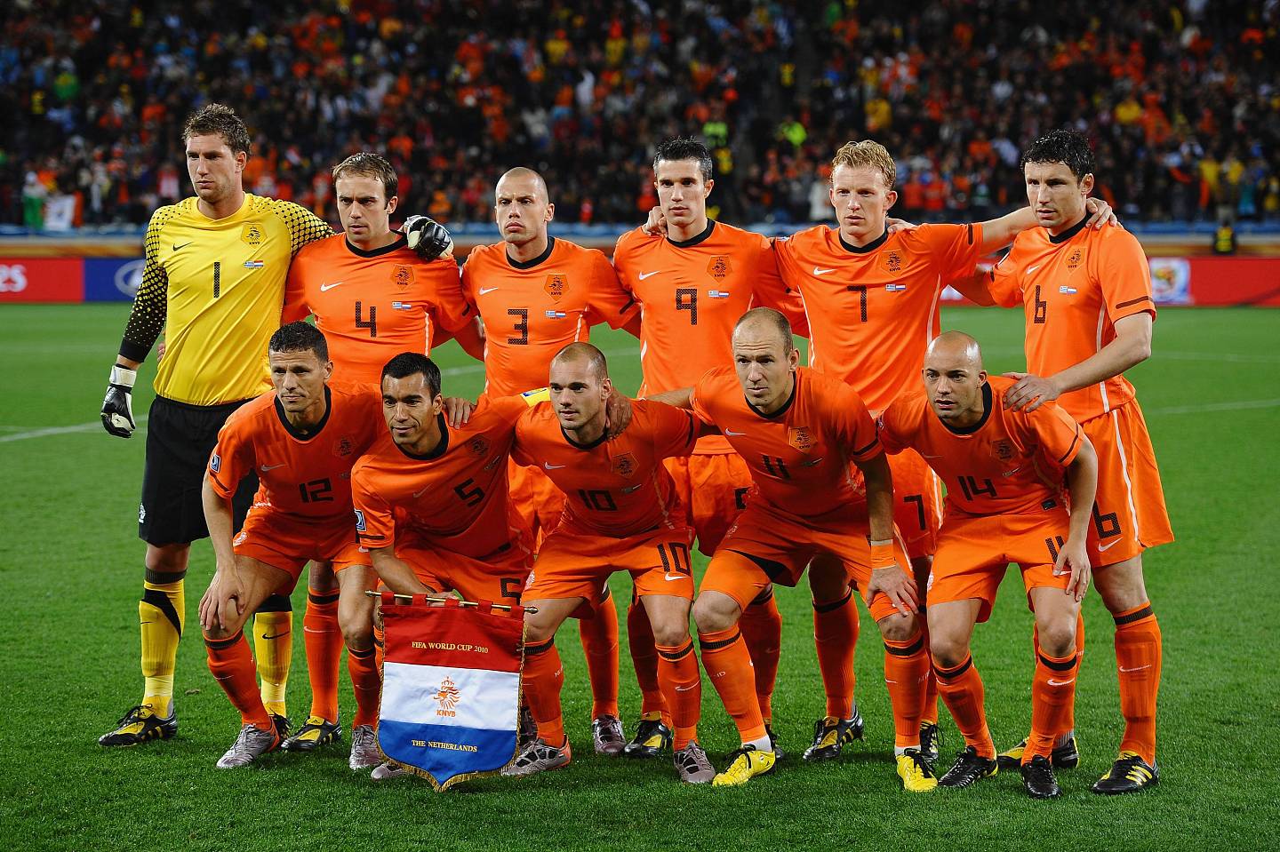 世界杯奇葩故事：荷兰遭遇卡牌大师，裁判狂出牌因记错规则？ - 38
