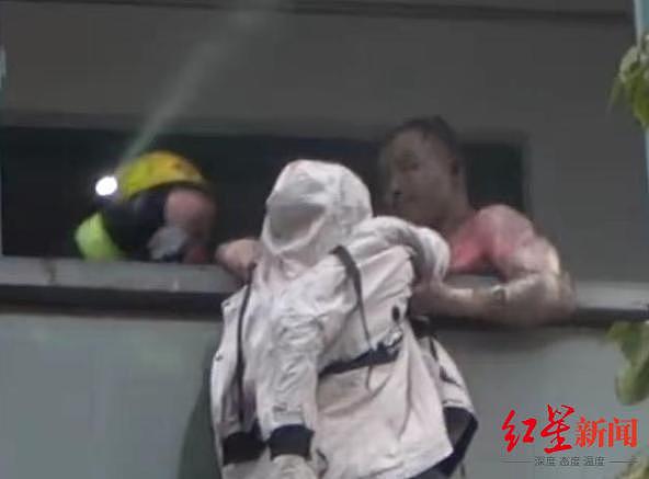 火灾中男子阳台舍身救妻背后：夺命的电瓶，和那群收废品的异乡人 - 3