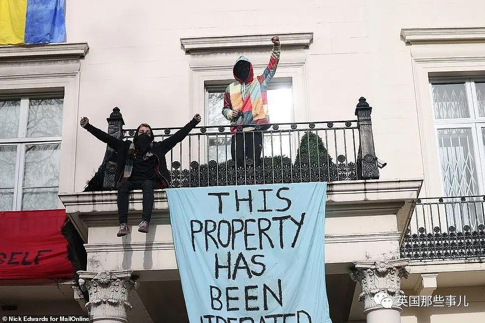 英国抗议者私闯占领寡头豪宅，宣布欢迎难民…伦敦市长：警察为啥要管？ 啊？ - 7