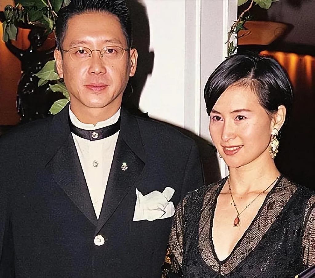 他是香港著名纨绔公子，开夜店与何超琼姐弟恋，48 岁娶洋模特转性 - 17
