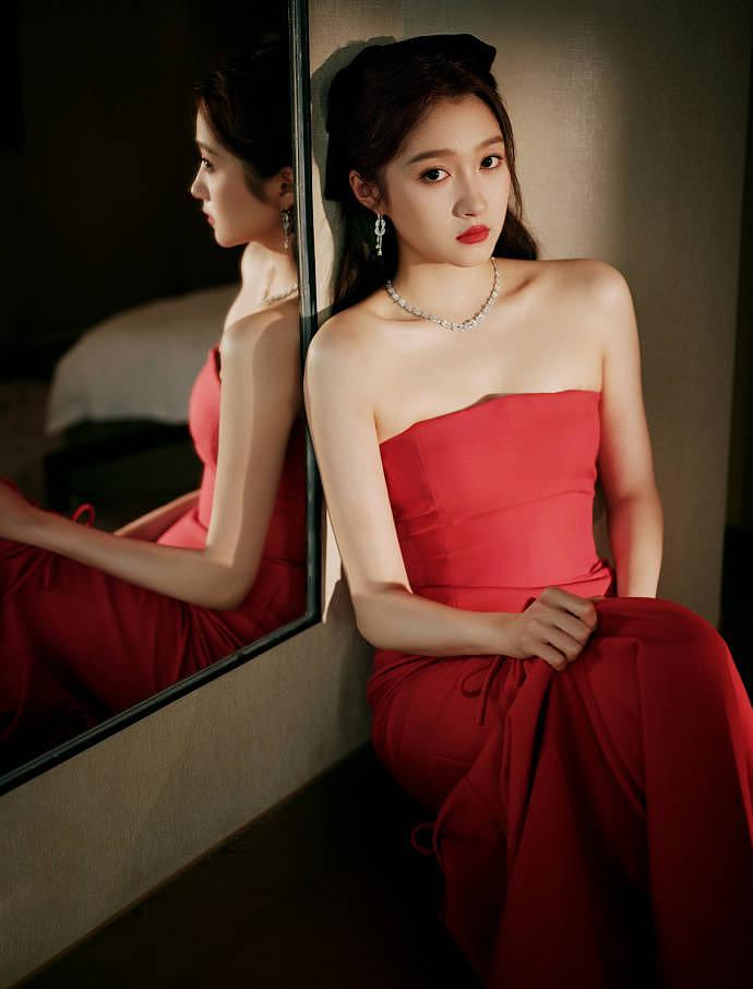 关晓彤穿红色鱼尾裙似公主 身材高挑显优雅 - 6