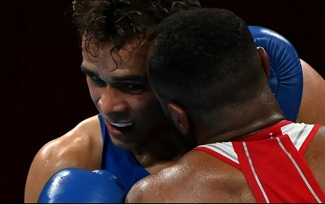 奥运拳击赛场再现泰森咬耳一幕  摩洛哥拳手出阴招 - 1