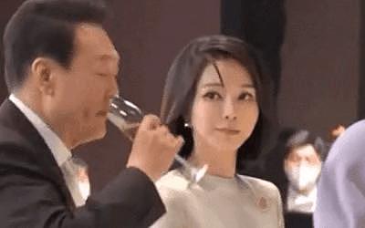 夫人锐利一眼，韩总统放下酒杯 网友：妻管严！ - 5