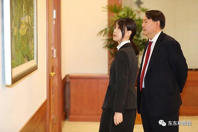 美貌夫人“眼神杀”，吓得韩国新总统不敢喝酒，她大权在握？ - 27