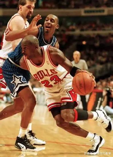 乔丹唯一一次在NBA比赛上脚其他球星的球鞋…… - 6