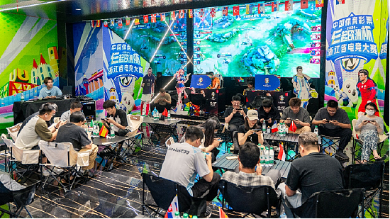 玩家在杭州奥体中心AT天地E-Sports+门店提前感受大赛氛围