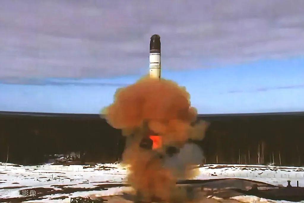 俄“萨尔马特”洲际导弹可载 15 枚核弹头 普京称“能突破任何反导系统” - 1