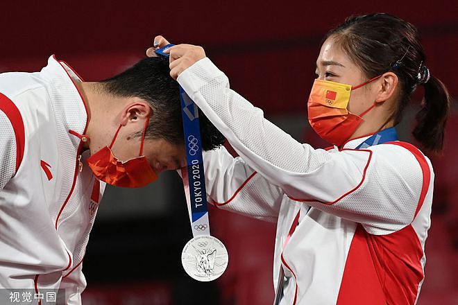 东京奥运中国选手变了:戴小黄鸭发夹金鸡独立亮相夺冠前先干饭...