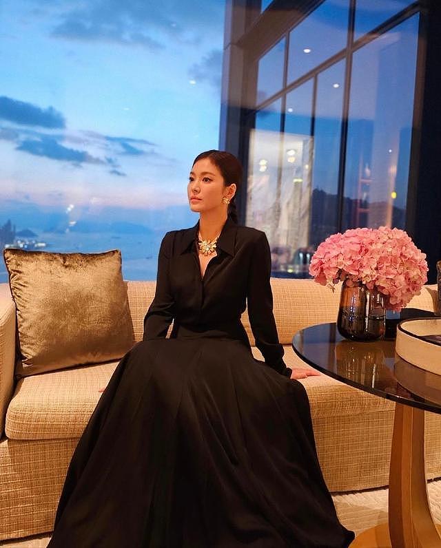 宋慧乔分享香港晚宴美照 黑色礼服裙妆容精致优雅迷人 - 3