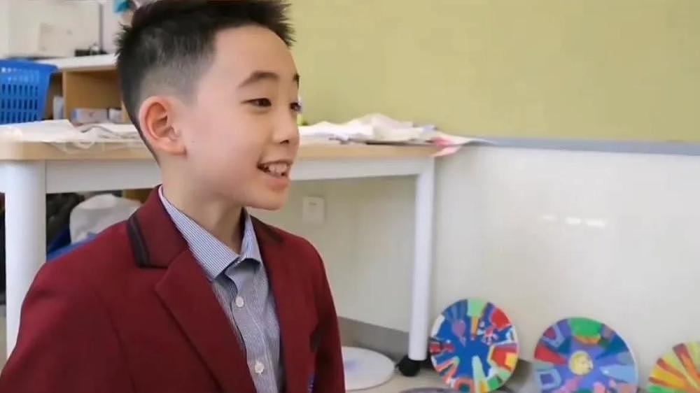 陈小春应采儿大儿子当校园向导，9 岁 Jasper 表现自信大方，超有范 - 5