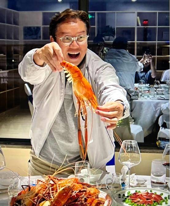 71岁谭咏麟现身豪华餐厅吃海鲜，大头虾比脸还长，需双手才能抓起 - 3