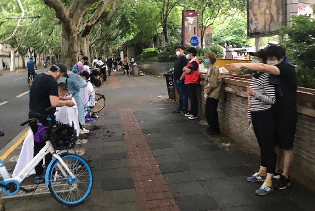 上海人纷纷在路边理发，上次这样还是辛亥革命 - 2