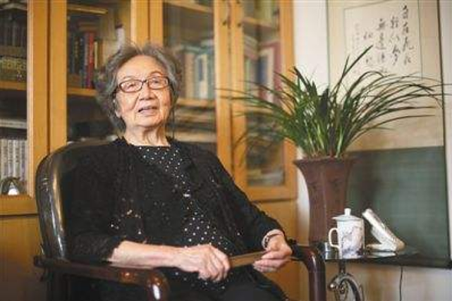 如今97岁，教书育人77年，捐款千万，二女儿坦言：她从未有过爱情 - 13