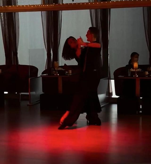 王琳在饭店大厅热舞，和外国男子配合默契，身姿妖娆气质出众 - 5