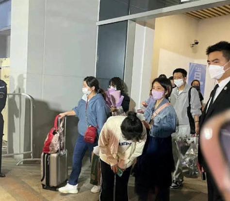 杨紫在机场向粉丝 90 度鞠躬，网友：有被暖到 - 1