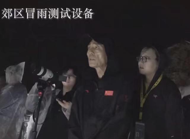 71 岁张艺谋带病导演冬奥开幕式，淋雨熬夜，为世界呈现出一场中国式浪漫 - 1