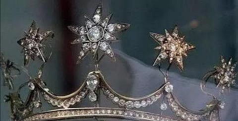 50岁荷兰王后有钱任性：珠宝王冠不重样的戴，奢华程度不输英女王 - 9
