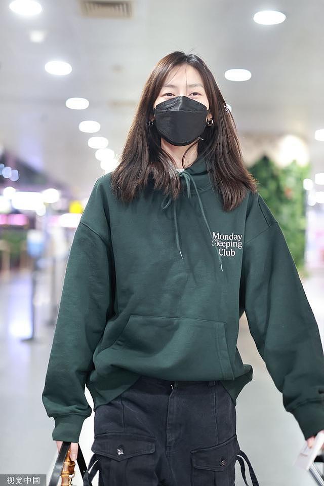 刘雯身穿绿色卫衣现身机场 见镜头露灿笑气场十足 - 6