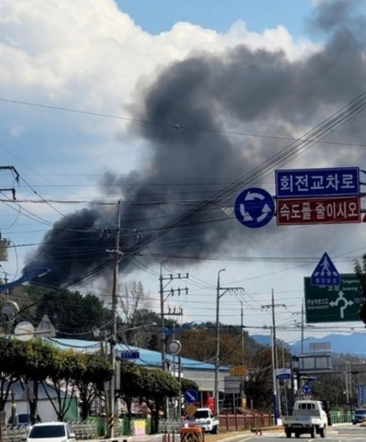 突发！韩国两架军机相撞后双双坠毁：致 3 死 1 伤，现场黑烟滚滚 - 1