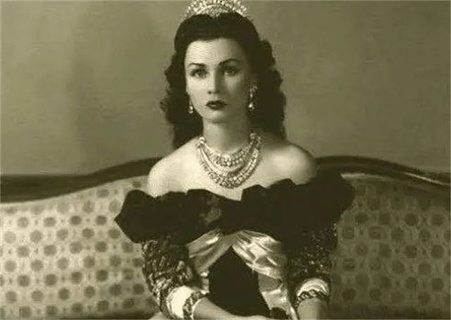 伊朗美艳王后：18岁受尽宠爱，30公斤婚纱镶满珠宝，8年不孕被弃 - 2