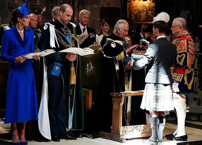 凯特王妃一身皇家蓝亮相英王苏格兰加冕礼，戴已故女王项链 - 6