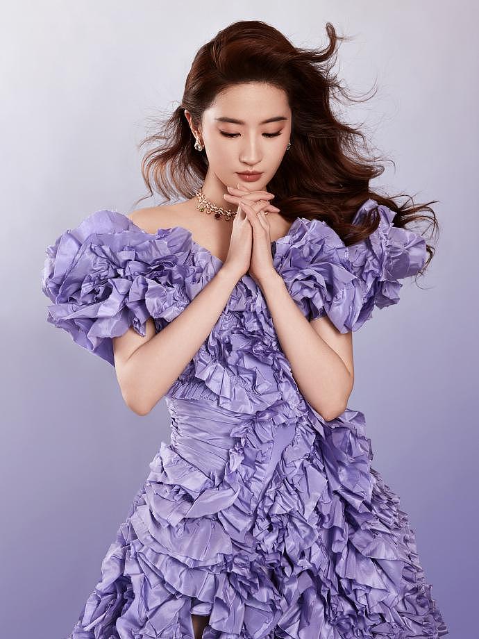 刘亦菲秀纤细长腿 紫色公主裙造型优雅大气 - 1