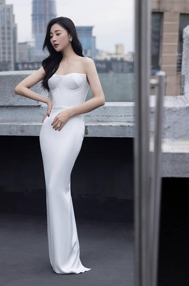 殷桃穿修身白裙展现身材曲线，天台享受沪上微风吹 - 8