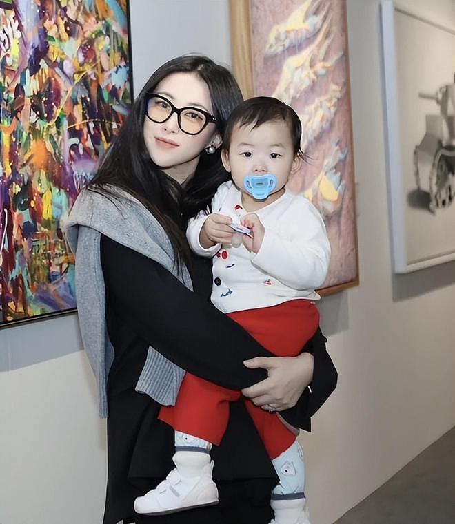 朱珠带娃看画展，1 岁女儿帮拎 4 万元包包 - 15