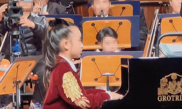 9 岁甜馨参加钢琴演出挑战高难度曲目 穿红色西装好帅气 - 3