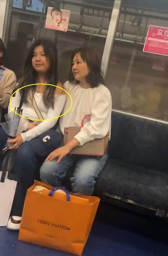牛莉母女现身日本地铁，生图曝光，16岁刘依洋完美继承了牛莉基因 - 6