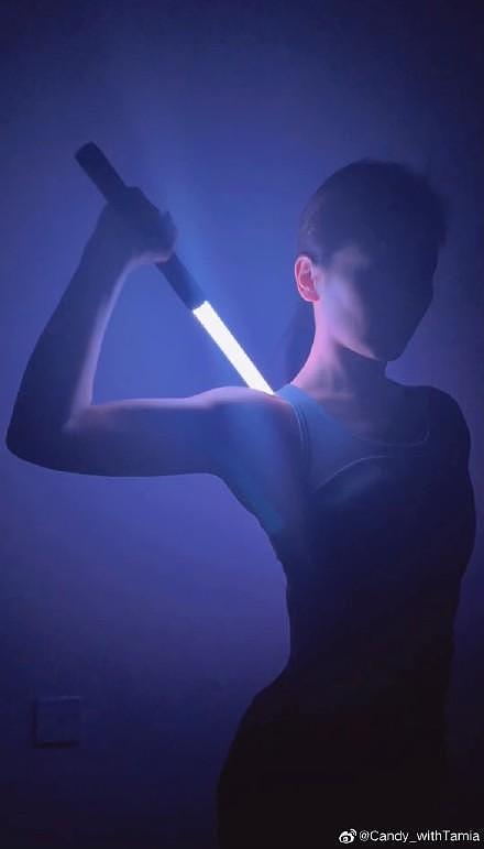 刘涛晒光剑变装挑战视频 手臂肌肉线条明显身材优越 - 3