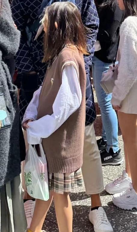 吴彦祖夫妇带娃逛街，10 岁女儿黄发抢镜，用塑料袋拎东西超接地气 - 7