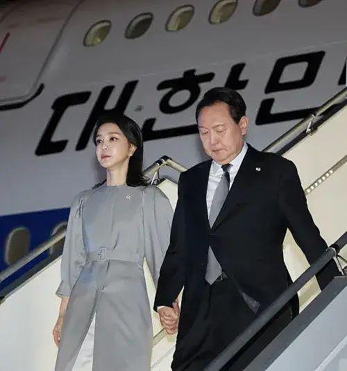 韩国总统爱妻人设崩塌！抢走雨伞让妻子淋雨，网友：跟川普一模一样！ - 1