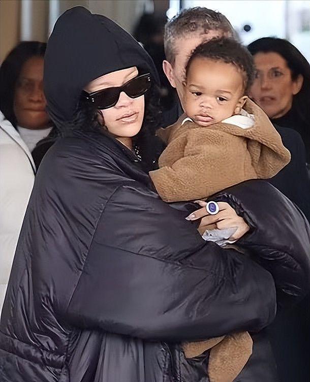 蕾哈娜抱着大儿子去米兰时装周！挺二胎还抱娃，黑人男友两手空空 - 3