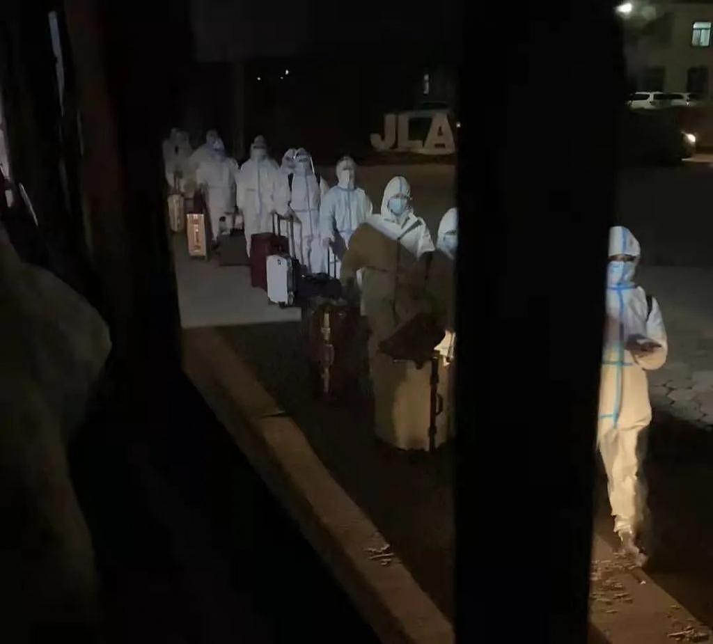 吉林农业科技学院部分宿舍「全阳」，有学生转移前在户外等待一夜 - 1